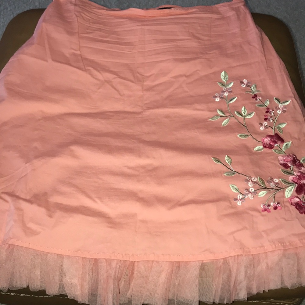 Peach color stretch skirt w embroidered flowers 🌺